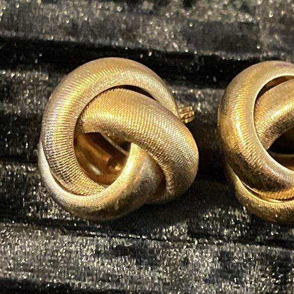 Vintage Monet Signed Brushed Goldtone Love Knot Clip On Earrings Elegant - Picture 2 of 7